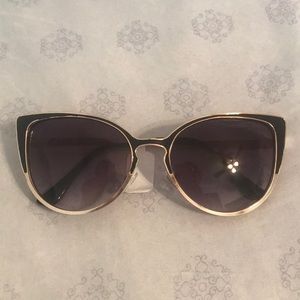 Black cat eye sunglasses!!